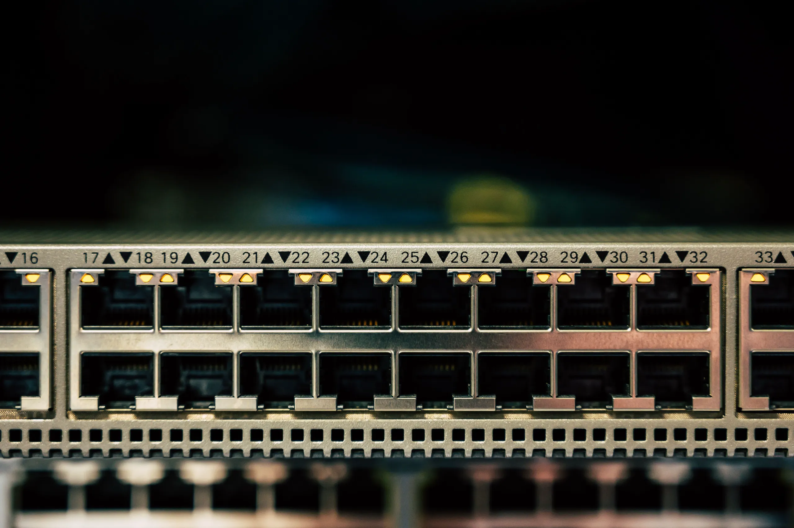 Switch de red empresarial con puertos de fibra conectados